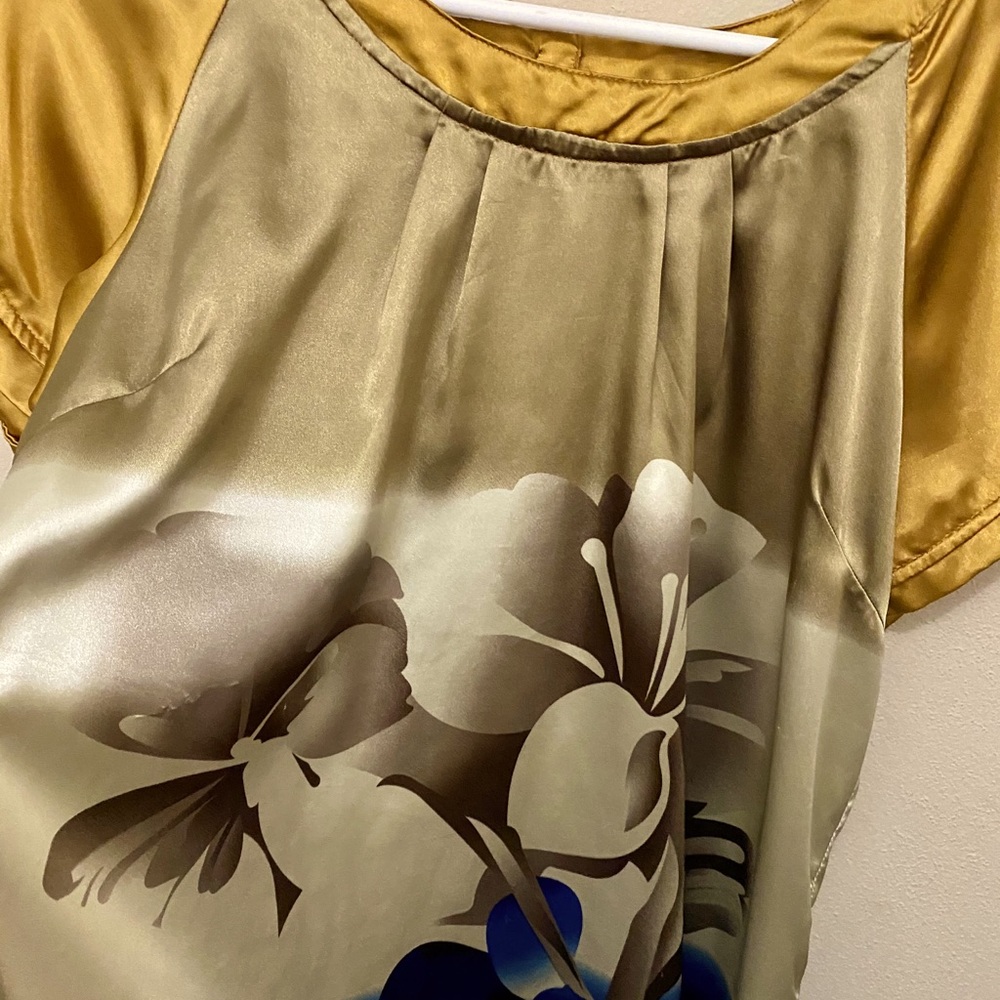 Long blouse in satin.
